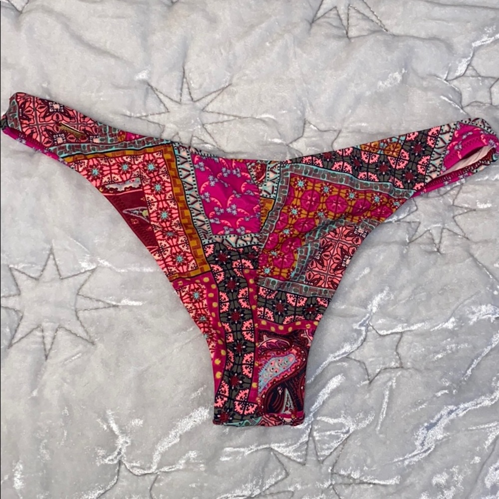 Tiny Small Bikini Bottom Ruched Back! Never Worn! - image 4